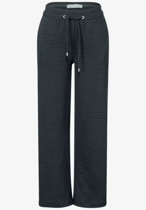 Schwarze Hose mit weitem Bein und Kordelzug am Bund.